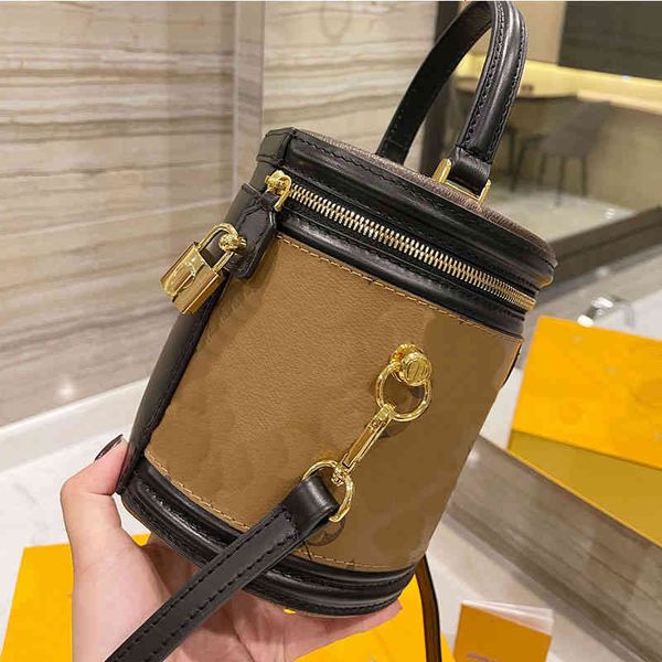 bucket round brand shoulder bag luxury fashion designer messenger printed embossed dustproof gift box medium large discount batch send
bucket round brand shoulder bag luxury fashion designer messenger printed embossed dustproof gift box medium large discount batch send