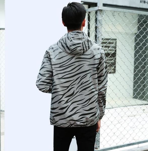 men's jackets 2021 3m full reflective jacket men / women harajuku windbreaker hooded hip-hop streetwear night shiny coats jacke, Black;brown 
men's jackets 2021 3m full reflective jacket men / women harajuku windbreaker hooded hip-hop streetwear night shiny coats jacke, Black;brown