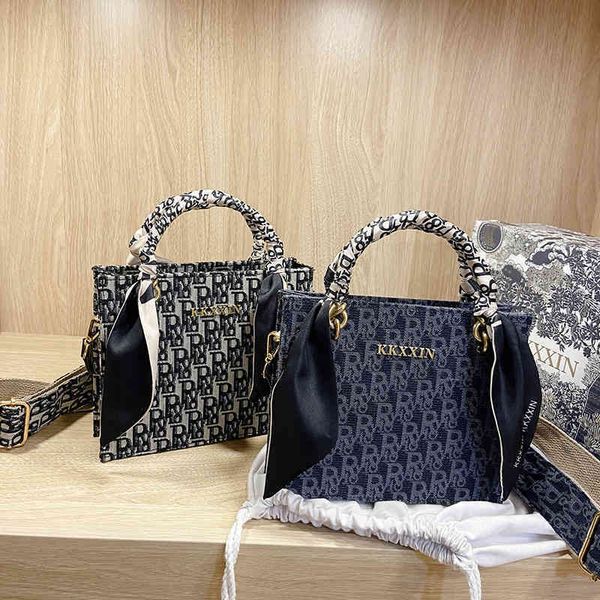 2022 factory wholesale new model bag women's silk scarf portable diagonal embroidered small square trend single shoulder bag
2022 factory wholesale new model bag women's silk scarf portable diagonal embroidered small square trend single shoulder bag
