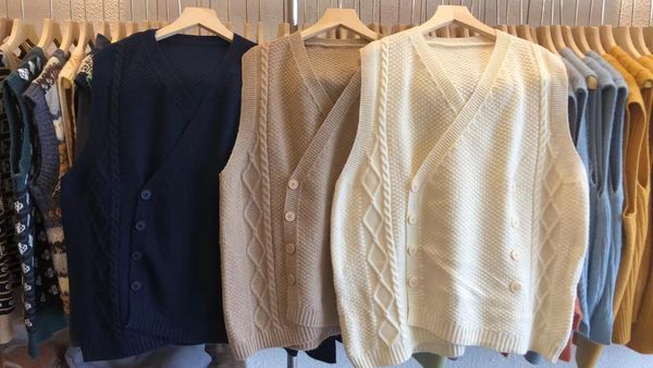 women's vests cashmere vest 2021 fall style v-neck simple slim outer wear base solid color warm fashion knitted sweater, Black;white
women's vests cashmere vest 2021 fall style v-neck simple slim outer wear base solid color warm fashion knitted sweater, Black;white