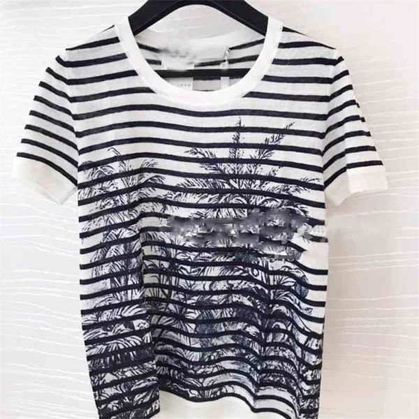 family spring and summer new product age reducing girl fengtian silk cotton blended stripe palm printed short sleeve knitted t-shirt, White
family spring and summer new product age reducing girl fengtian silk cotton blended stripe palm printed short sleeve knitted t-shirt, White