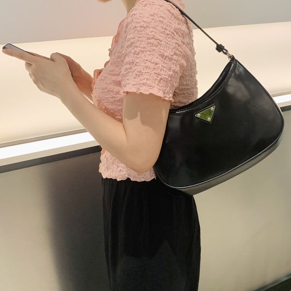 factory outlet luxury handbags and storage misi rabbit 2021 new fashion liu wen kendou same p family triangular label si
factory outlet luxury handbags and storage misi rabbit 2021 new fashion liu wen kendou same p family triangular label si