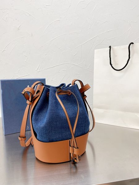 high-end luxury goods wholesale of fashion bag cowboy bucket designer men single women canvas purse portable ms long wallet is not easy to h
high-end luxury goods wholesale of fashion bag cowboy bucket designer men single women canvas purse portable ms long wallet is not easy to h