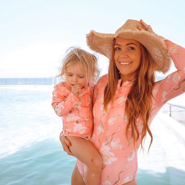 mother daughter swimsuits long sleeve mommy swimwear zipper front mom and girls bathing suit family matching clothes 210520, White;black
mother daughter swimsuits long sleeve mommy swimwear zipper front mom and girls bathing suit family matching clothes 210520, White;black