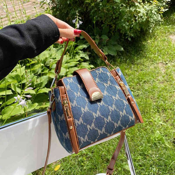 luxury design handbag 2021 summer new simple personalized printing lovely color matching western style handbag single shoulder messenger bag
luxury design handbag 2021 summer new simple personalized printing lovely color matching western style handbag single shoulder messenger bag