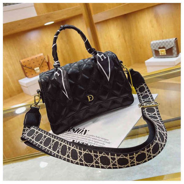 2022 factory wholesale new women's silk scarf hand spring festival minority women's bag fashion lingge single shoulder commuter me
2022 factory wholesale new women's silk scarf hand spring festival minority women's bag fashion lingge single shoulder commuter me