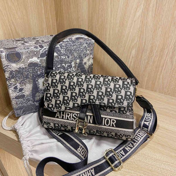 luxury design handbag 2021 new fashionable saddle crossbar hand bill of lading, shoulder d family women's bag, underarm bag
luxury design handbag 2021 new fashionable saddle crossbar hand bill of lading, shoulder d family women's bag, underarm bag