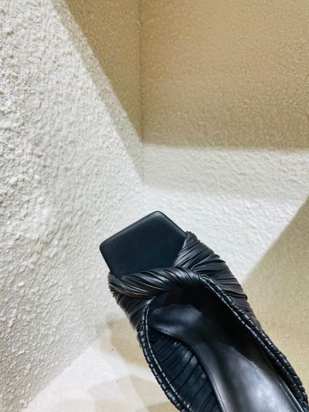 designer trend fashion luxury comfortable low-heel breathable slippers genuine leather size 35-40, Black
designer trend fashion luxury comfortable low-heel breathable slippers genuine leather size 35-40, Black