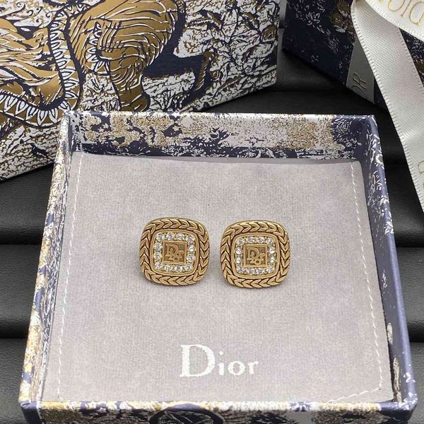 2021 luxury designer jewelry family's new 925 silver needle square letter diamond earrings with antique earrings temperament net red
2021 luxury designer jewelry family's new 925 silver needle square letter diamond earrings with antique earrings temperament net red
