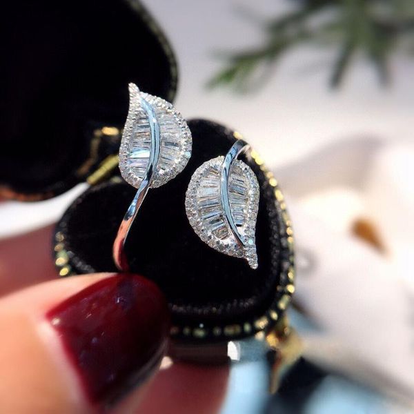 cluster rings fashion four-claw flashing zircon leaves ring female engagement proposal open horse eye for women jewelry gift, Golden;silver
cluster rings fashion four-claw flashing zircon leaves ring female engagement proposal open horse eye for women jewelry gift, Golden;silver