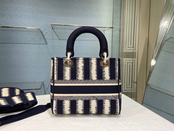 the latest lady's striped hand bag designer 7 a high-end customized quality leisure fashion style can be one-shoulder. oblique span 045
the latest lady's striped hand bag designer 7 a high-end customized quality leisure fashion style can be one-shoulder. oblique span 045