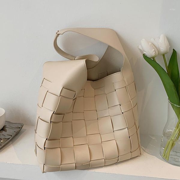 evening bags large capacity tote bag underarm weave 2021 high-quality pu leather women's designer handbag shoulder1
evening bags large capacity tote bag underarm weave 2021 high-quality pu leather women's designer handbag shoulder1