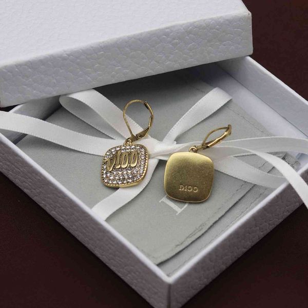 2021 newd family letter clip dijia net red temperament female square diamond earrings-wholesale, Golden
2021 newd family letter clip dijia net red temperament female square diamond earrings-wholesale, Golden
