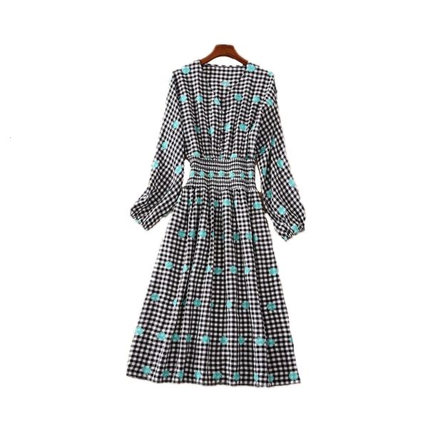 runway dresses european and american high-quality catwalk small flower embroidery v-neck bat sleeve plaid dress kini, Black
runway dresses european and american high-quality catwalk small flower embroidery v-neck bat sleeve plaid dress kini, Black