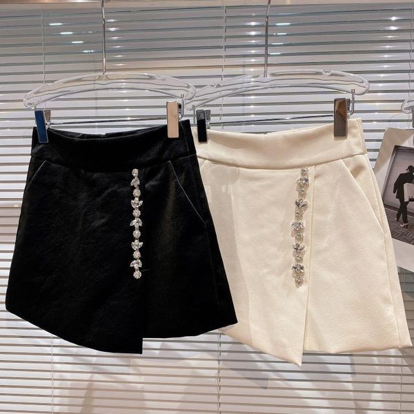 women's shorts vertical strip diamond pattern skirt women 2021 winter matte leather folding, White;black
women's shorts vertical strip diamond pattern skirt women 2021 winter matte leather folding, White;black
