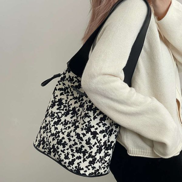 large capacity ladi simple casual tote bags vintage flowers women bucket shoulder bag fashion dign female purs handbags
large capacity ladi simple casual tote bags vintage flowers women bucket shoulder bag fashion dign female purs handbags