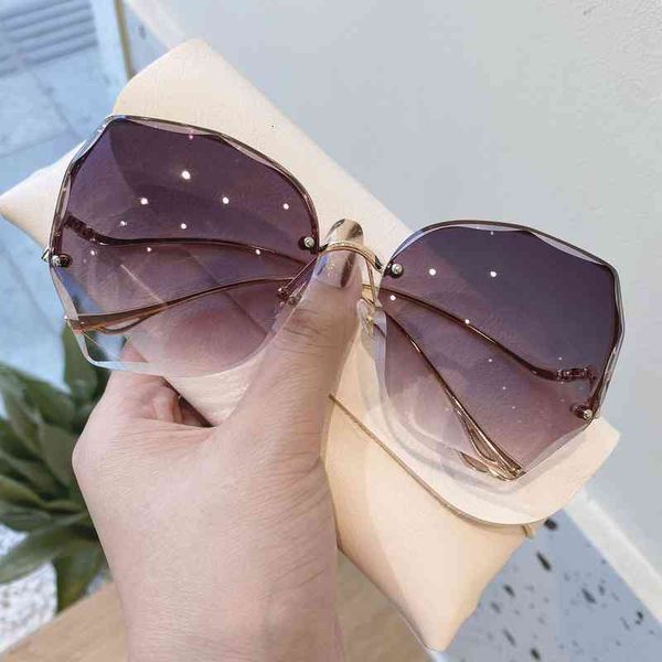 sunglasses 2021 frameless women's cut edge ocean film fashion street shooting large frame uv protection, White;black
sunglasses 2021 frameless women's cut edge ocean film fashion street shooting large frame uv protection, White;black