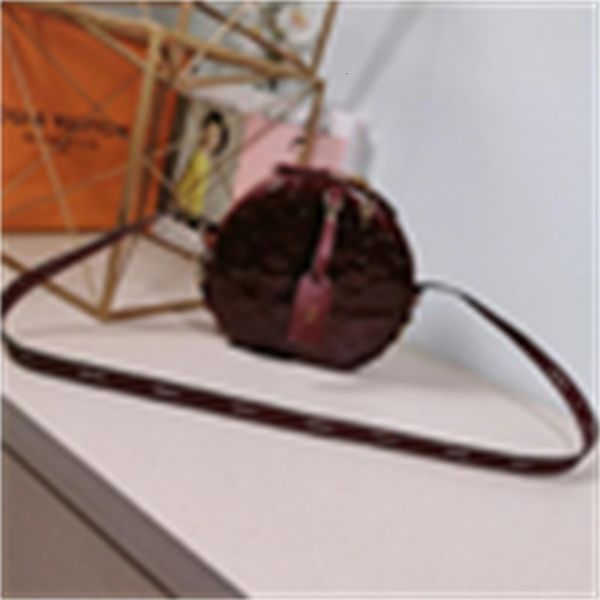 iconic clutches designer shoulder cross luxury box handbags m53999 handles boite bags totes chapeau body bag souple evening hat
iconic clutches designer shoulder cross luxury box handbags m53999 handles boite bags totes chapeau body bag souple evening hat