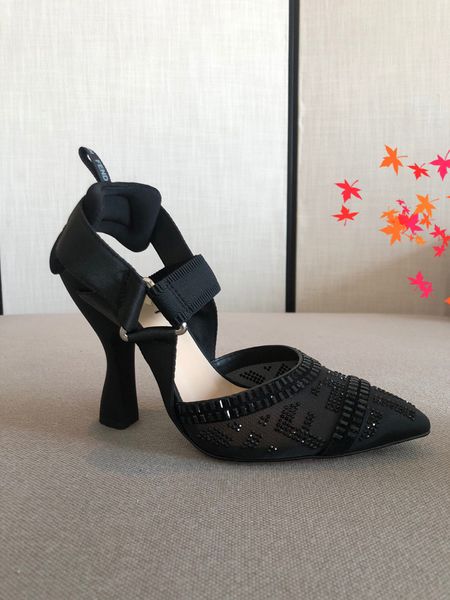 2021 genuine leather woman shoes high heels fashion designer luxury sandals women pumps wedding dress shoe with logo and box size 35-41 -h25, Black
2021 genuine leather woman shoes high heels fashion designer luxury sandals women pumps wedding dress shoe with logo and box size 35-41 -h25, Black