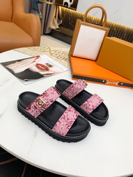 designer beach scuffs classic flat woman slipper black leather summer lady triangle mark slippers brushed leather logo 0518
designer beach scuffs classic flat woman slipper black leather summer lady triangle mark slippers brushed leather logo 0518