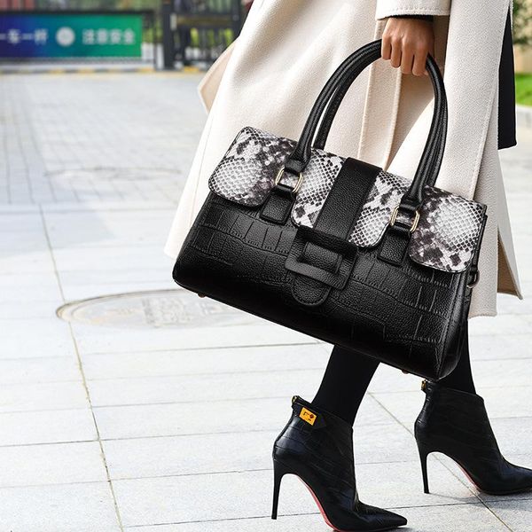 evening bags 2021 fashion large-capacity messenger handbags all-match stone pattern shoulder purses and luxury designer sac luxe
evening bags 2021 fashion large-capacity messenger handbags all-match stone pattern shoulder purses and luxury designer sac luxe