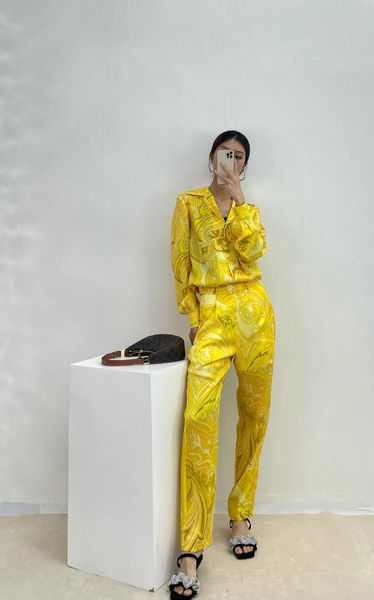 women's two piece pants 2021fw autumn women high qualtiy prints silk long sleeve blouse shirt with casual trouse female suits gdnz 6.16, White
women's two piece pants 2021fw autumn women high qualtiy prints silk long sleeve blouse shirt with casual trouse female suits gdnz 6.16, White