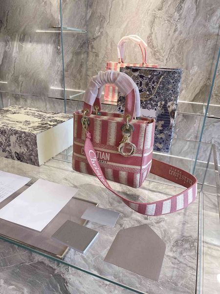 2021 mirage electric powder canvas embroidered princess bag fashionable cute one shoulder messenger luxuryss designerss yw
2021 mirage electric powder canvas embroidered princess bag fashionable cute one shoulder messenger luxuryss designerss yw