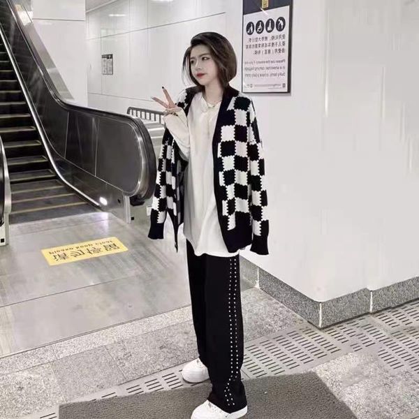 women's knits & tees idle style black and white plaid knitted cardigan coat autumn 2021 design sense loose fashion casual pants suit
women's knits & tees idle style black and white plaid knitted cardigan coat autumn 2021 design sense loose fashion casual pants suit