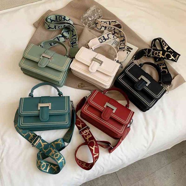 2022 factory outlet portable small new korean fashion messenger female net red simple foreign style bag uvec
2022 factory outlet portable small new korean fashion messenger female net red simple foreign style bag uvec