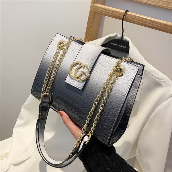 women's 2021 new color contrast chain shoulder korean fashion messenger simple large capacity women's handbag
women's 2021 new color contrast chain shoulder korean fashion messenger simple large capacity women's handbag