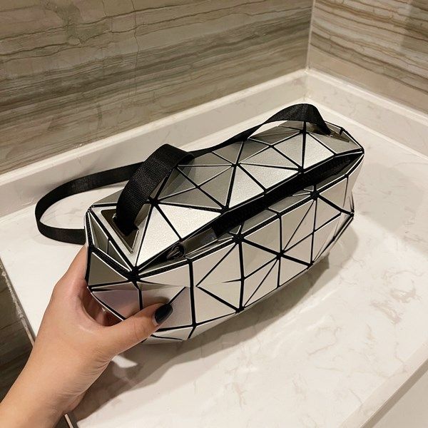 2021 cool glossy stitching bag solid color small square neutral style handbag, three colors optional shopping eye-catching pocket
2021 cool glossy stitching bag solid color small square neutral style handbag, three colors optional shopping eye-catching pocket
