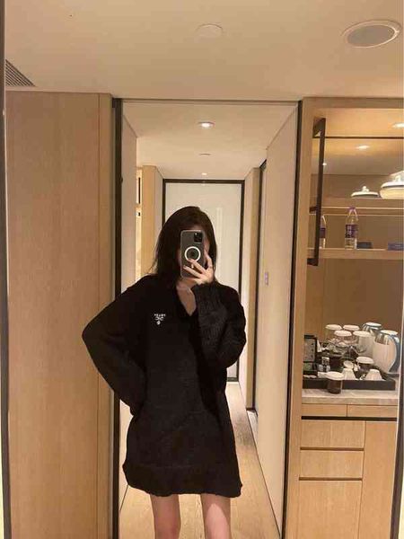 p family 2021 autumn and winter product chest letter embroidery v-neck mohair loose lazy wind round neck sweater women, Black
p family 2021 autumn and winter product chest letter embroidery v-neck mohair loose lazy wind round neck sweater women, Black