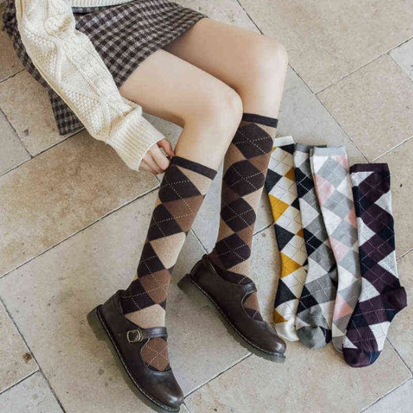 women knee-high stockings college style rhombus plaid knee socks autumn winter keep warm female sock fashion ladies long socks y1119, Black;white
women knee-high stockings college style rhombus plaid knee socks autumn winter keep warm female sock fashion ladies long socks y1119, Black;white