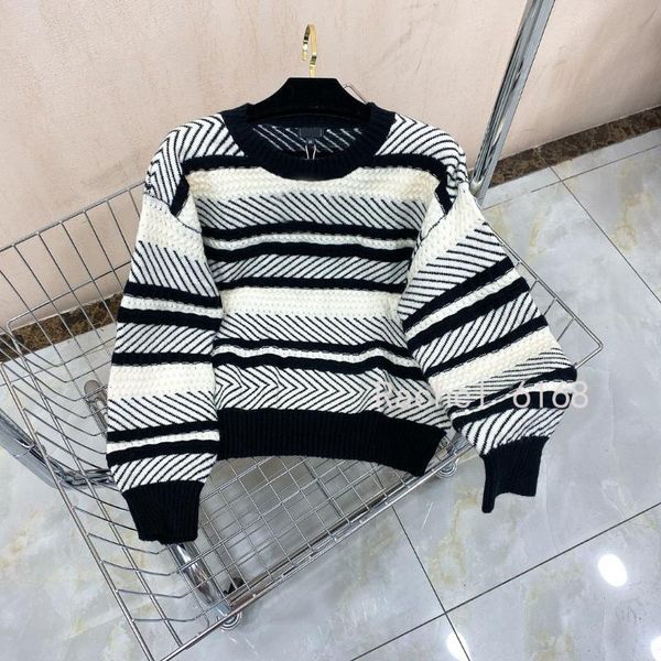 women's sweaters luxury design 2021 autumn winter contrast stripe crew neck pullover letter embroidery knitted short sweater, White;black
women's sweaters luxury design 2021 autumn winter contrast stripe crew neck pullover letter embroidery knitted short sweater, White;black