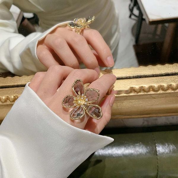 fashion jewelry opening high-grade copper crystal glass flower ring exaggerated luxury cocktail party for women cluster rings, Golden;silver
fashion jewelry opening high-grade copper crystal glass flower ring exaggerated luxury cocktail party for women cluster rings, Golden;silver