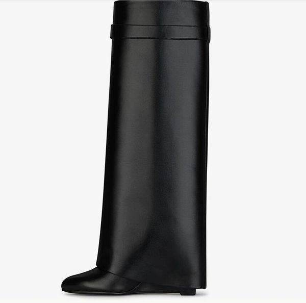 2022 knee boots leather silver and gold finish asymmetrical metal padlock clad wedge almond shaped toe heel height 9cm, Black
2022 knee boots leather silver and gold finish asymmetrical metal padlock clad wedge almond shaped toe heel height 9cm, Black