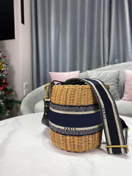 evening bags 2021 handbag women designer bucket bag wicker hand woven classic fashion piece purse ladies shoulder
evening bags 2021 handbag women designer bucket bag wicker hand woven classic fashion piece purse ladies shoulder