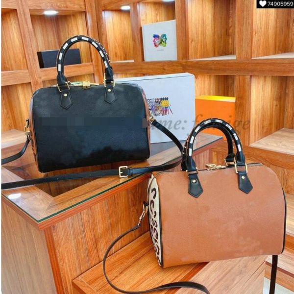 2021 latest styles wild at heart series on the go tote bags designers handbags cow leather embossed leopard print mommy bag
2021 latest styles wild at heart series on the go tote bags designers handbags cow leather embossed leopard print mommy bag