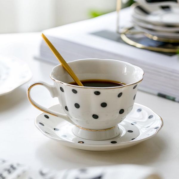 1pc flower shaped coffee cup saucer set european style ceramic afternoon tea fine bone china gold-rimmed drinkware cups & saucers
1pc flower shaped coffee cup saucer set european style ceramic afternoon tea fine bone china gold-rimmed drinkware cups & saucers