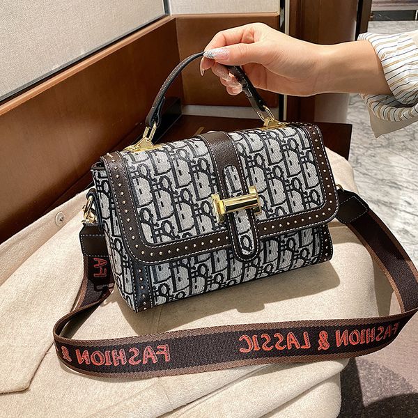 simple texture portable small square bag fashion 2021 autumn and winter new korean printed single shoulder messenger foreign style
simple texture portable small square bag fashion 2021 autumn and winter new korean printed single shoulder messenger foreign style