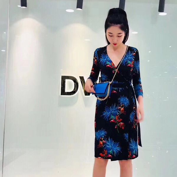 dress 2021d same spring with black background and blue zouju short v-neck 3 / 4 sleeves for slim wrap up, White;black
dress 2021d same spring with black background and blue zouju short v-neck 3 / 4 sleeves for slim wrap up, White;black