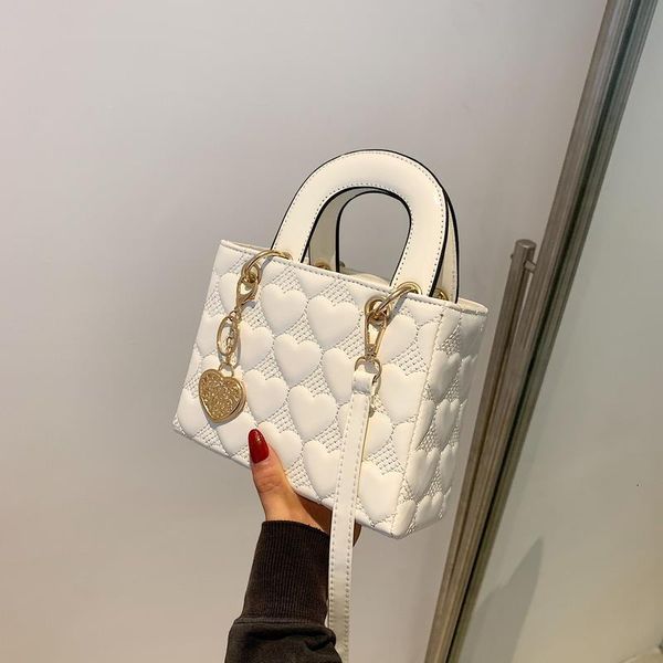 net red small female xia xiaozhong 2021 new fashion one shoulder messenger bag foreign style portable diana
net red small female xia xiaozhong 2021 new fashion one shoulder messenger bag foreign style portable diana