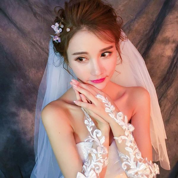 bridal gloves princess with appliqued bow fashion wedding white ivory accessories 
bridal gloves princess with appliqued bow fashion wedding white ivory accessories