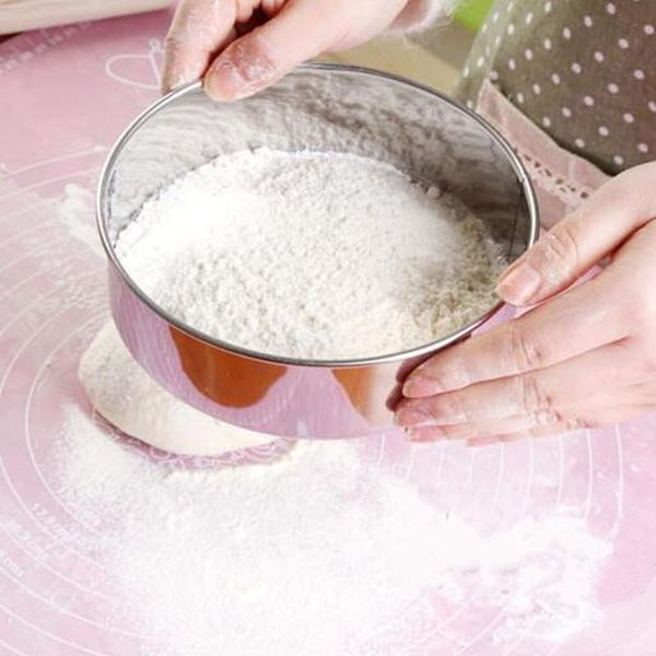 17.3cm stainless steel round flour sieve dense mesh baking tools for cakes kitchen accessories. & pastry
17.3cm stainless steel round flour sieve dense mesh baking tools for cakes kitchen accessories. & pastry
