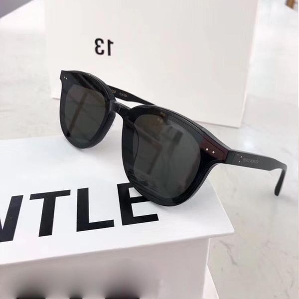 sunglasses ready stock 2021 lang korea brand gen women men oval frames with original packing, White;black
sunglasses ready stock 2021 lang korea brand gen women men oval frames with original packing, White;black