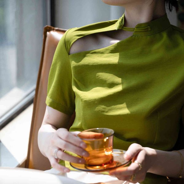 2021 summer apparel women's off shoulder waist avocado green split cheongsam coil button design slim fitting short sleeve shirt, Black;white
2021 summer apparel women's off shoulder waist avocado green split cheongsam coil button design slim fitting short sleeve shirt, Black;white