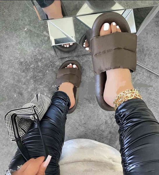 2022 summer new large couple slippers one line thick bottom casual bread cool slippers women's soft sole, Black
2022 summer new large couple slippers one line thick bottom casual bread cool slippers women's soft sole, Black