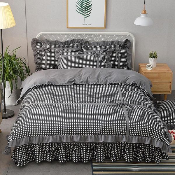 bedding sets 4pcs black white plaid bed cover set duvet skirt with pillowcases bedclothes comforter home decor 61103
bedding sets 4pcs black white plaid bed cover set duvet skirt with pillowcases bedclothes comforter home decor 61103