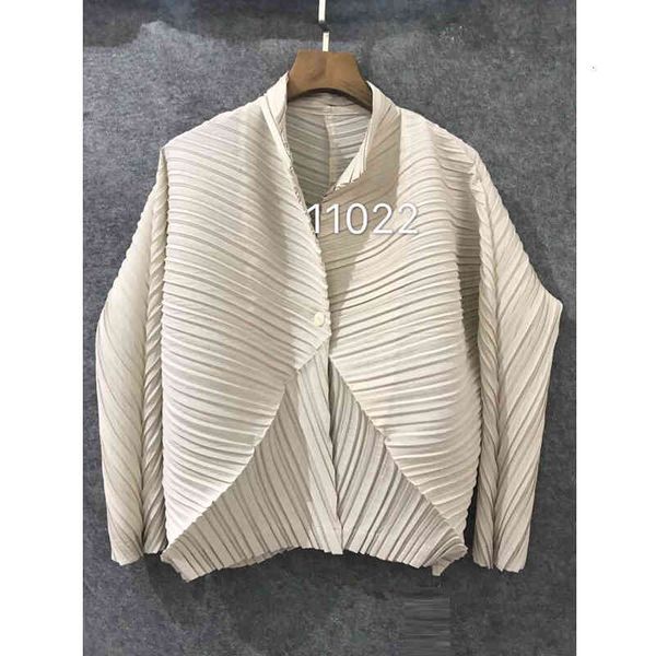 jackets early spring women's solid color coat miyak pleated fashion large size and high elasticity one button loose thin cardigan 7898, Black;brown
jackets early spring women's solid color coat miyak pleated fashion large size and high elasticity one button loose thin cardigan 7898, Black;brown