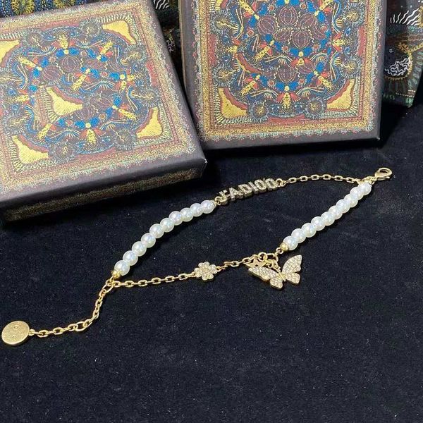 2021 luxury designer jewelry 2021 letter butterfly flower full diamond pearl bracelet brass fashion bracelet female, White
2021 luxury designer jewelry 2021 letter butterfly flower full diamond pearl bracelet brass fashion bracelet female, White